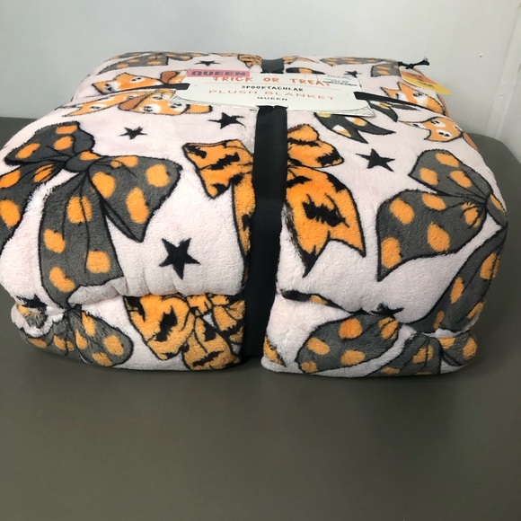 Viral Trick or Treat Orange/Black/Pink Coquette Bow Queen Plush Blanket NWT